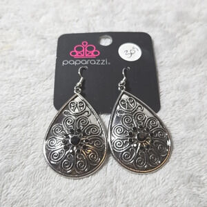 #422 NWT Paparazzi earring silver tone